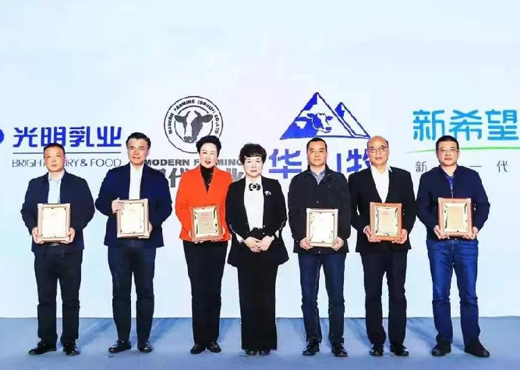 重慶日?qǐng)?bào)：捷報(bào)，天友乳業(yè)榮獲2021年國家優(yōu)質(zhì)乳工程雙項(xiàng)大獎(jiǎng)！