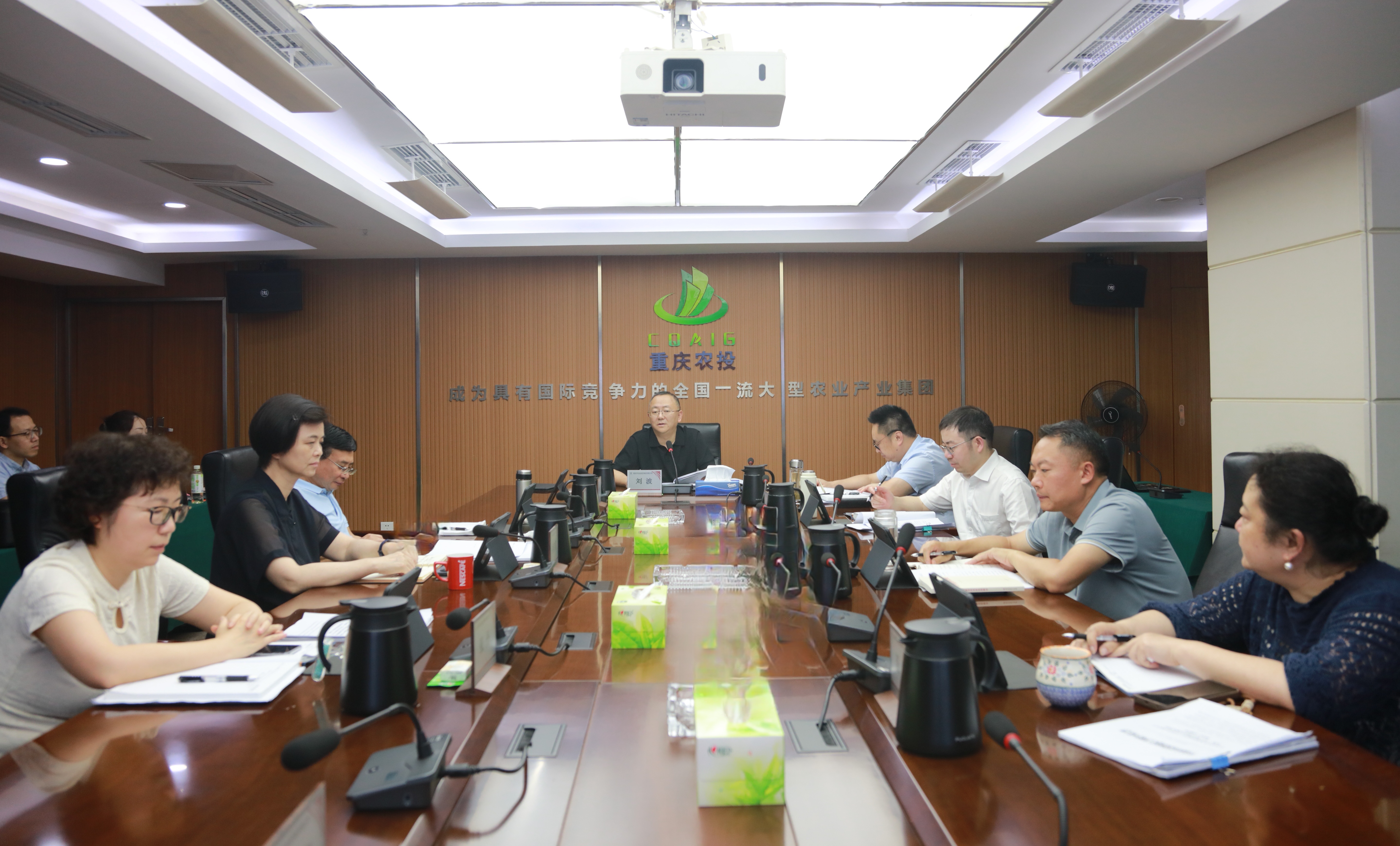 重慶農(nóng)投集團(tuán)黨委舉行理論學(xué)習(xí)中心組2025年第8次學(xué)習(xí)會議暨深入貫徹中央八項(xiàng)規(guī)定精神學(xué)習(xí)教育專題黨課